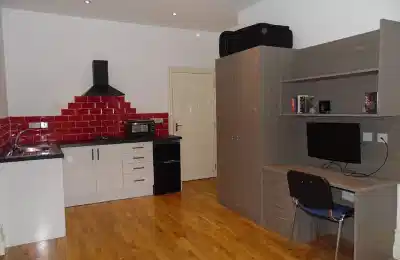 Kitchen?w=400&h=260&fit=crop&q=40&auto=format&trim=auto