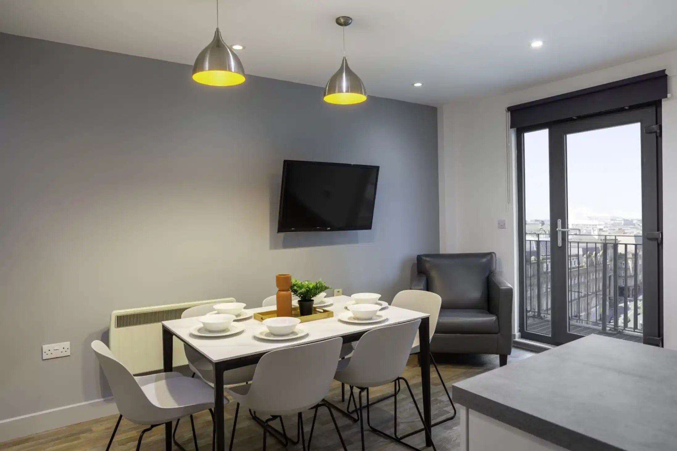 Exterior?w=400&h=260&fit=crop&q=40&auto=format&trim=auto