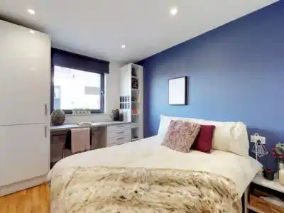 Exterior?w=400&h=260&fit=crop&q=40&auto=format&trim=auto