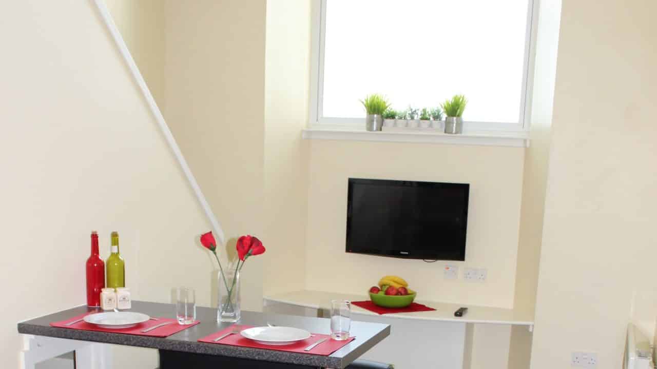 Bathroom?w=400&h=260&fit=crop&q=40&auto=format&trim=auto