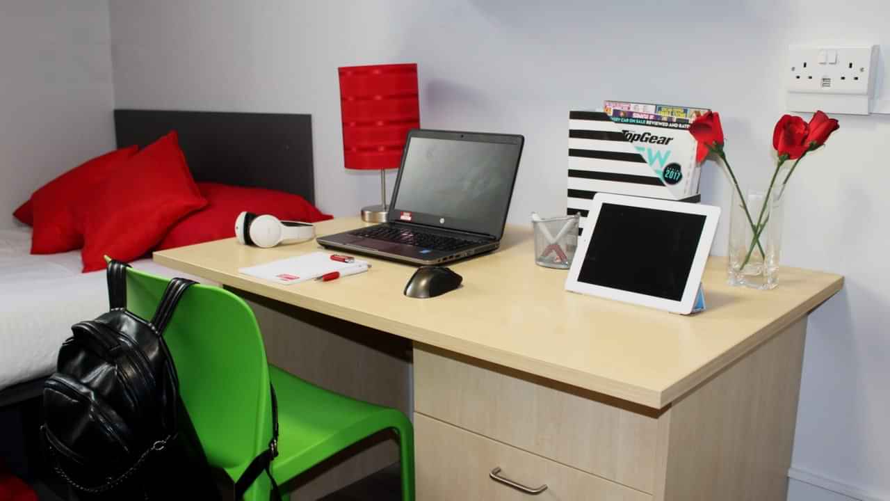 Bathroom?w=400&h=260&fit=crop&q=40&auto=format&trim=auto