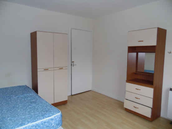 Common Area?w=400&h=260&fit=crop&q=40&auto=format&trim=auto