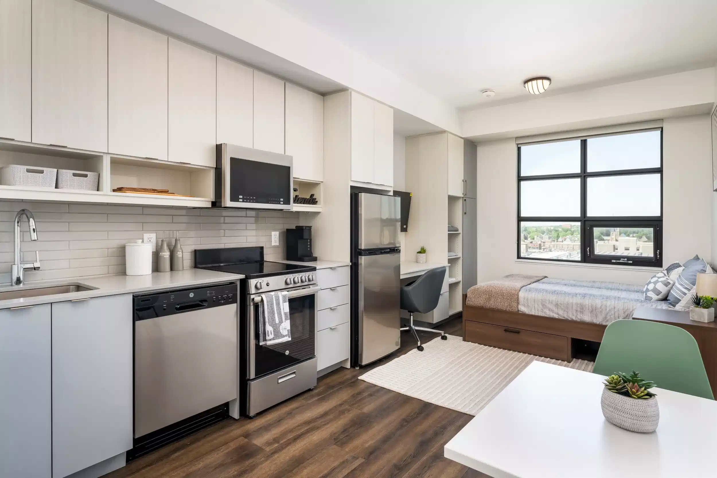 Common Area?w=400&h=260&fit=crop&q=40&auto=format&trim=auto