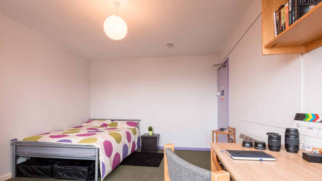 community Lounge?w=400&h=260&fit=crop&q=40&auto=format&trim=auto