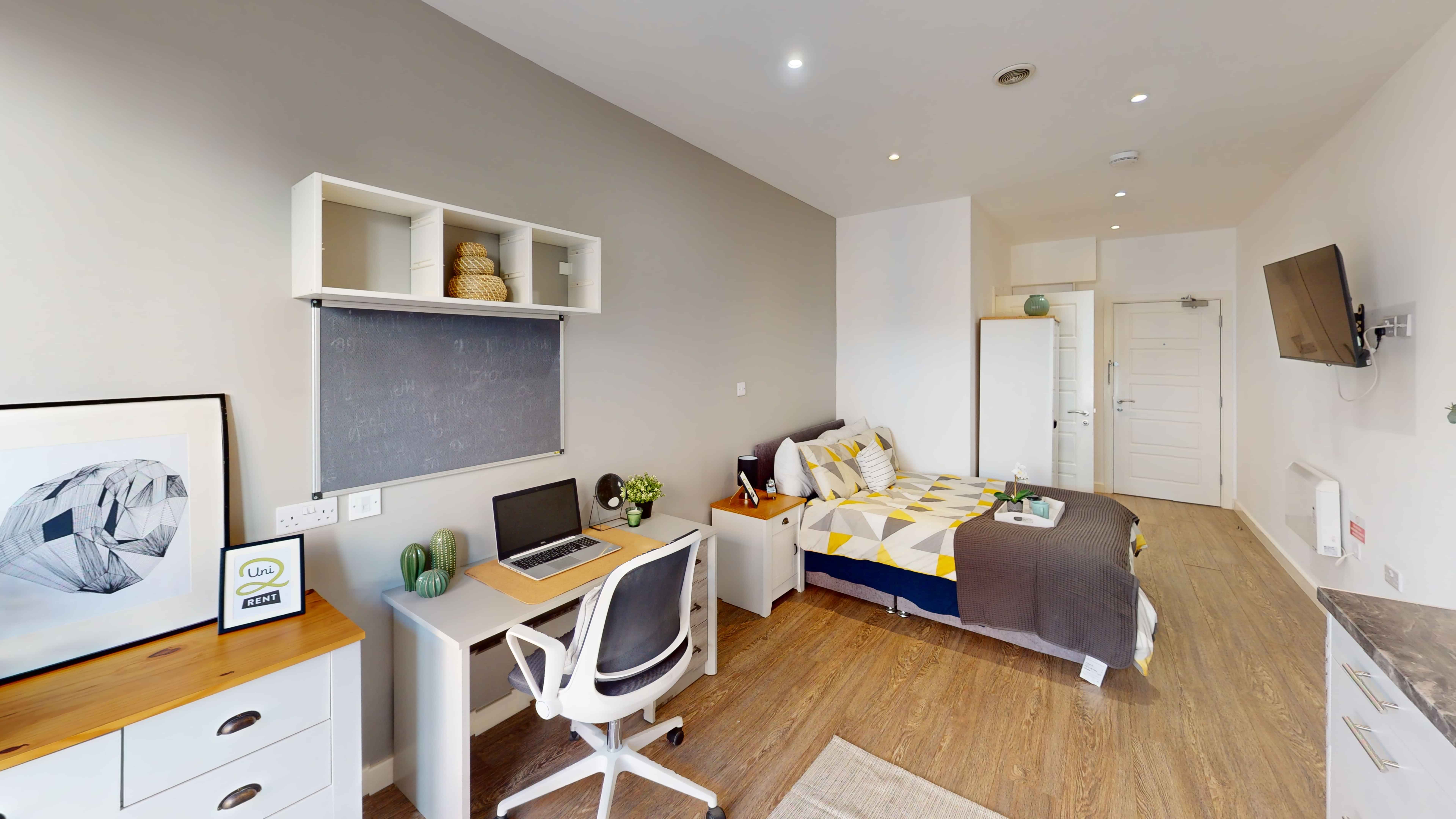 Common Area?w=400&h=260&fit=crop&q=40&auto=format&trim=auto