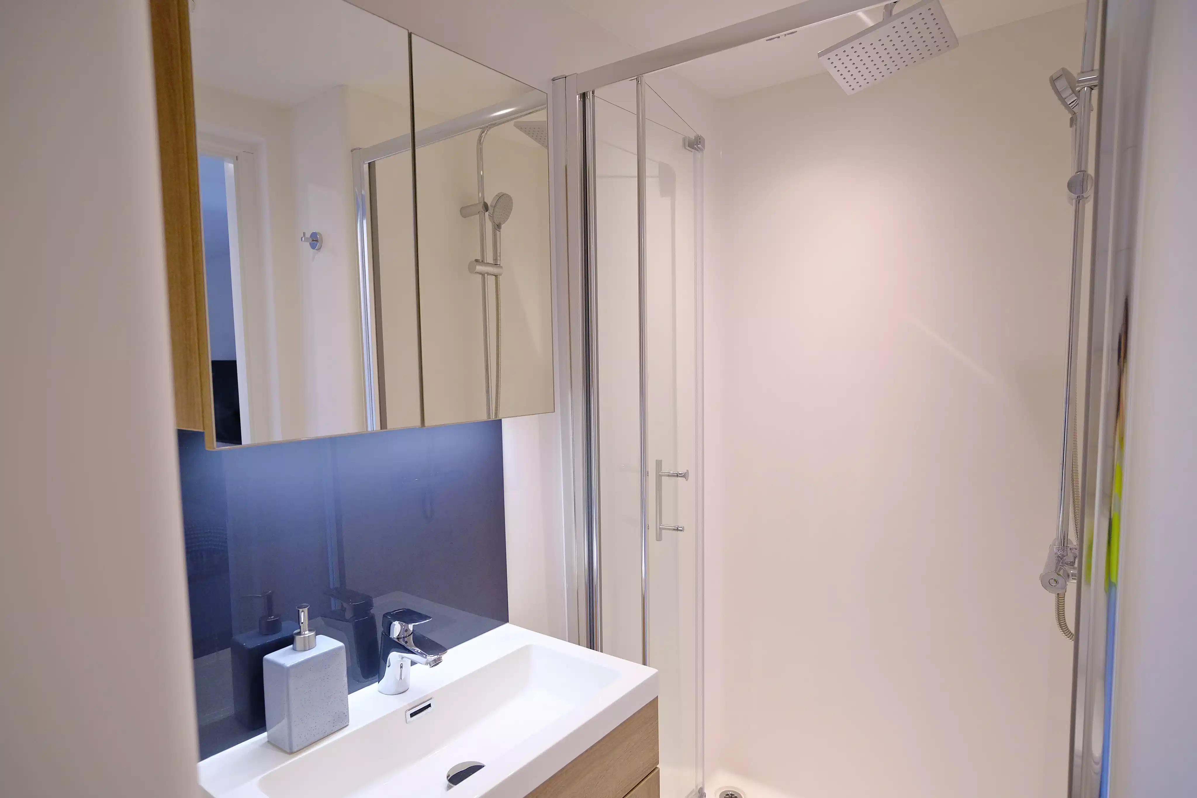 Amenities?w=400&h=260&fit=crop&q=40&auto=format&trim=auto