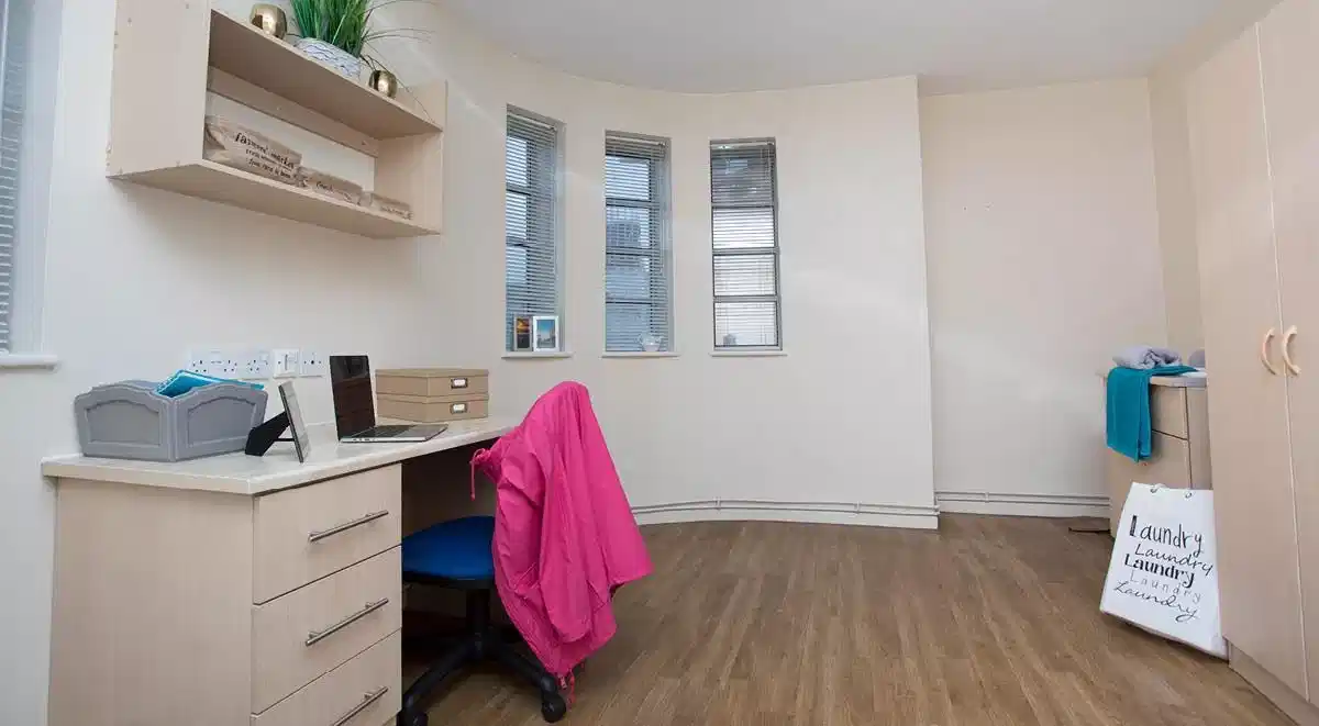 Exterior?w=400&h=260&fit=crop&q=40&auto=format&trim=auto