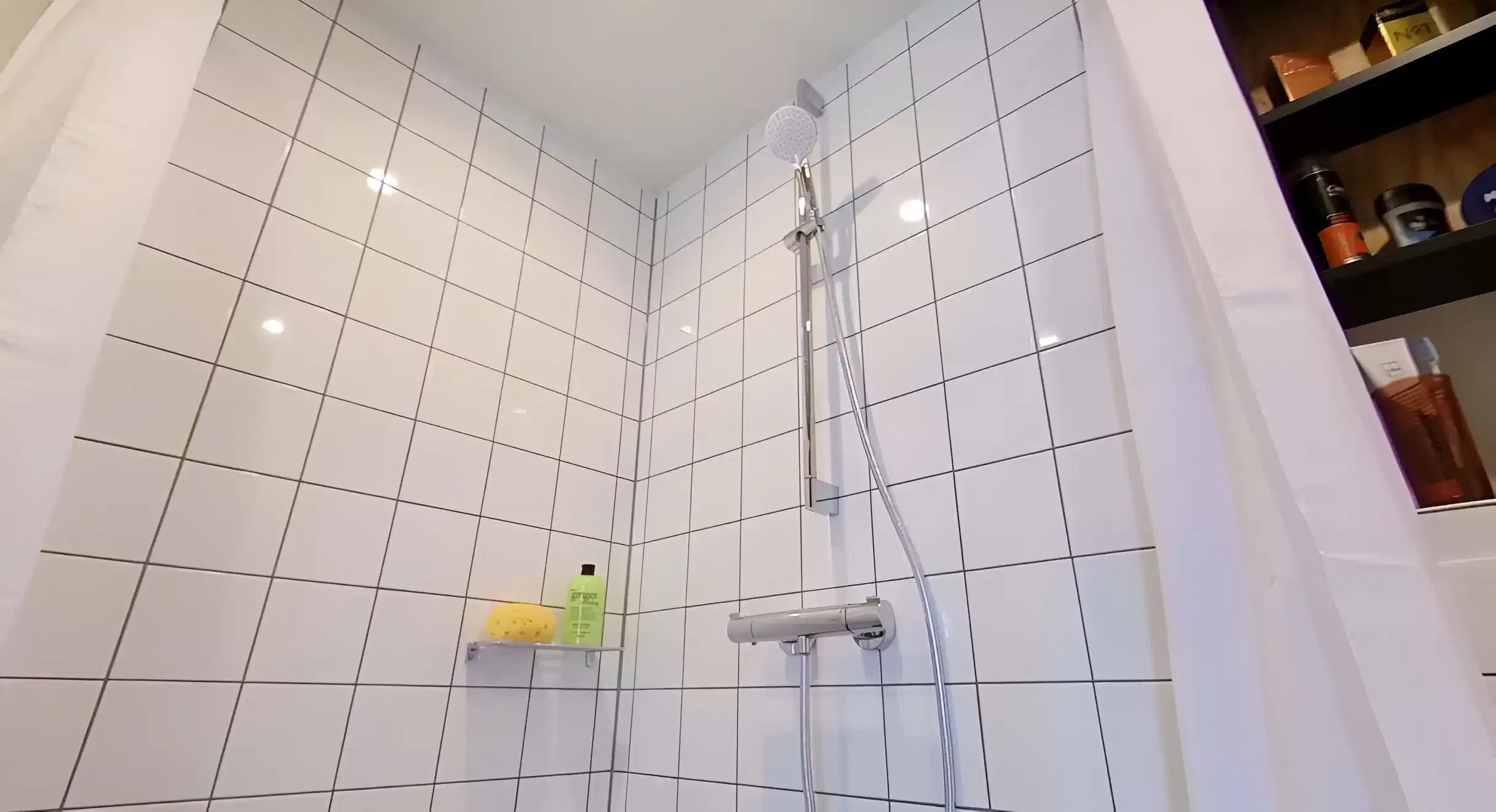 Exterior?w=400&h=260&fit=crop&q=40&auto=format&trim=auto