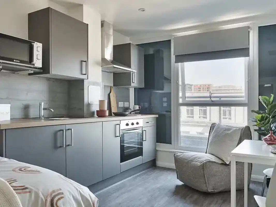 Bedroom?w=400&h=260&fit=crop&q=40&auto=format&trim=auto