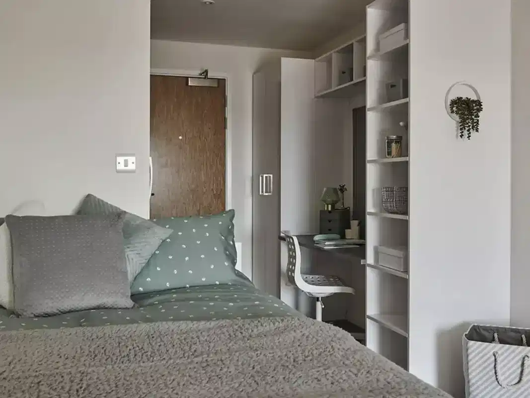 Bedroom?w=400&h=260&fit=crop&q=40&auto=format&trim=auto