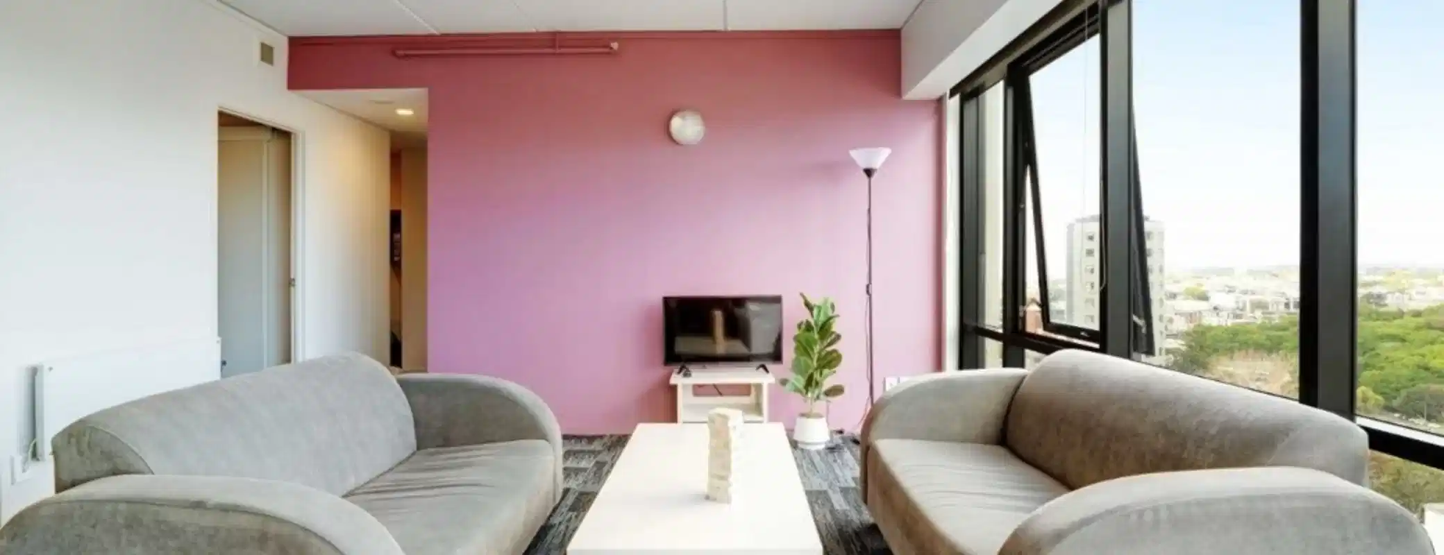 Common Area?w=400&h=260&fit=crop&q=40&auto=format&trim=auto