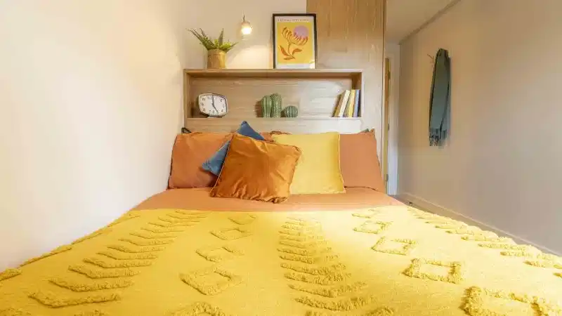 Exterior?w=400&h=260&fit=crop&q=40&auto=format&trim=auto