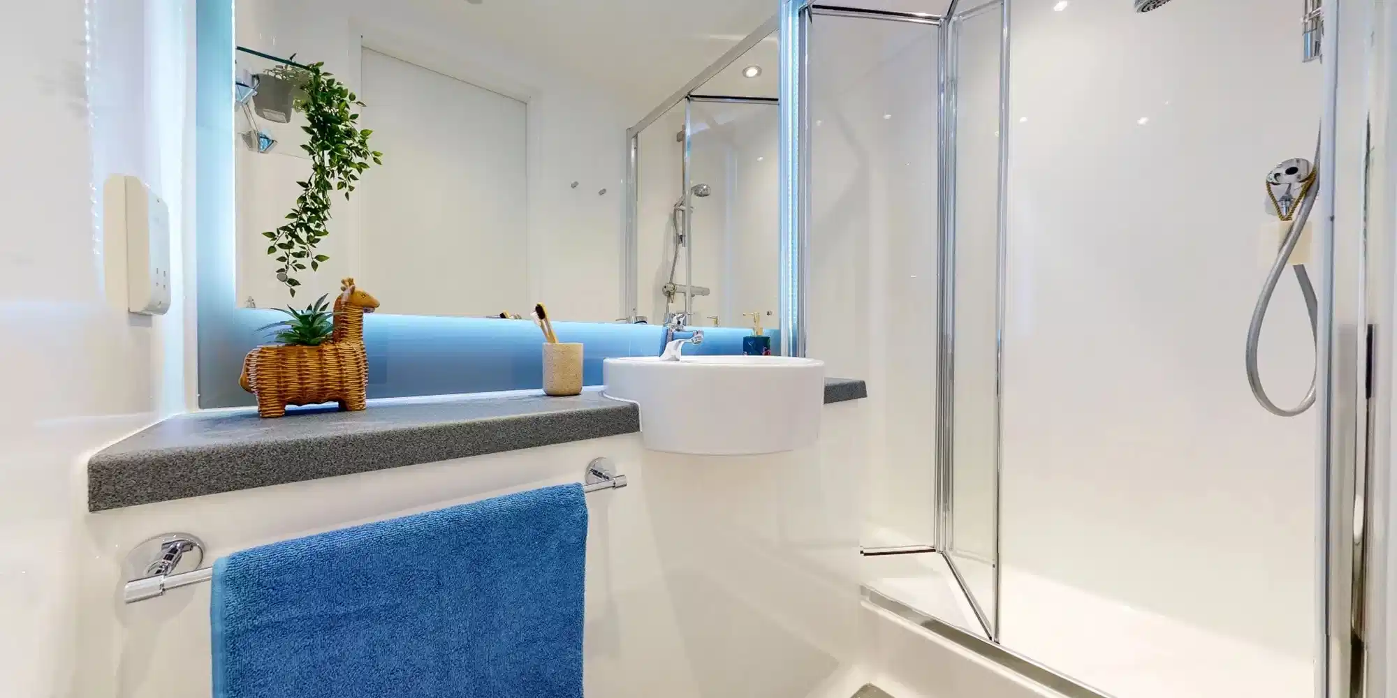 Exterior?w=400&h=260&fit=crop&q=40&auto=format&trim=auto