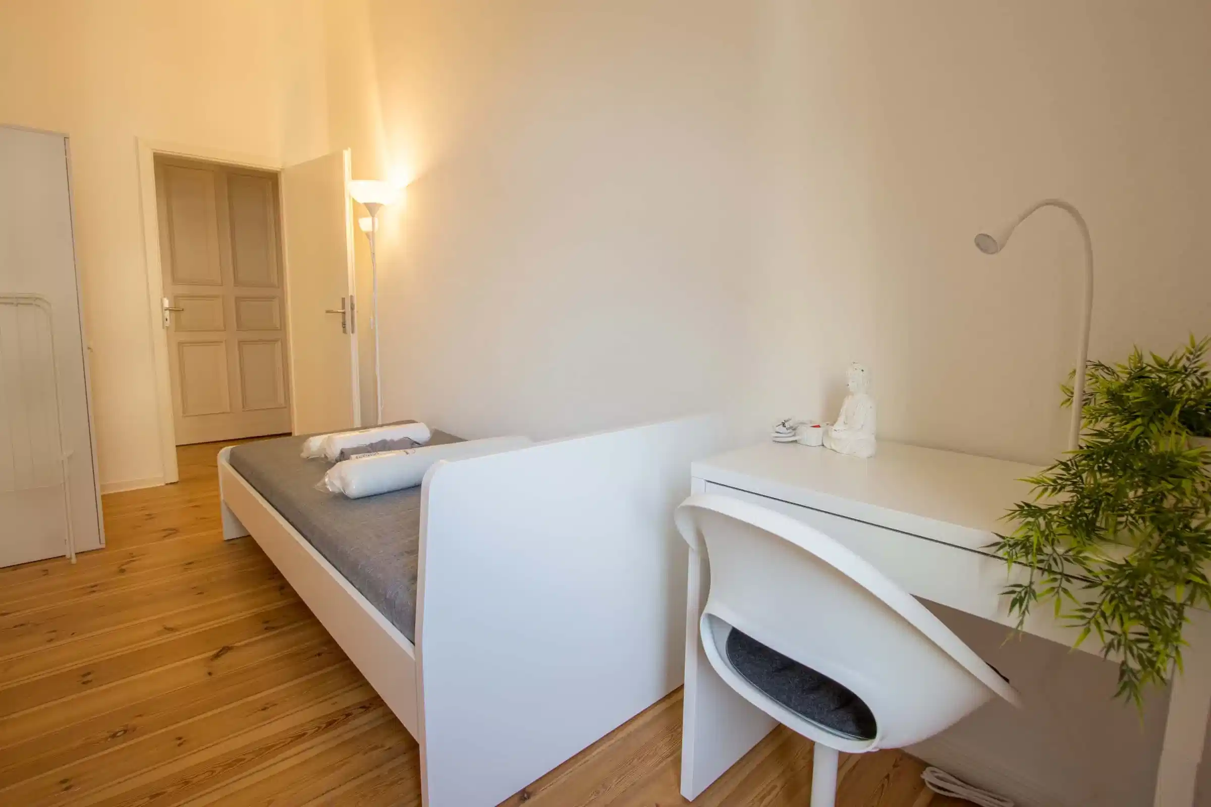 Bedroom?w=400&h=260&fit=crop&q=40&auto=format&trim=auto