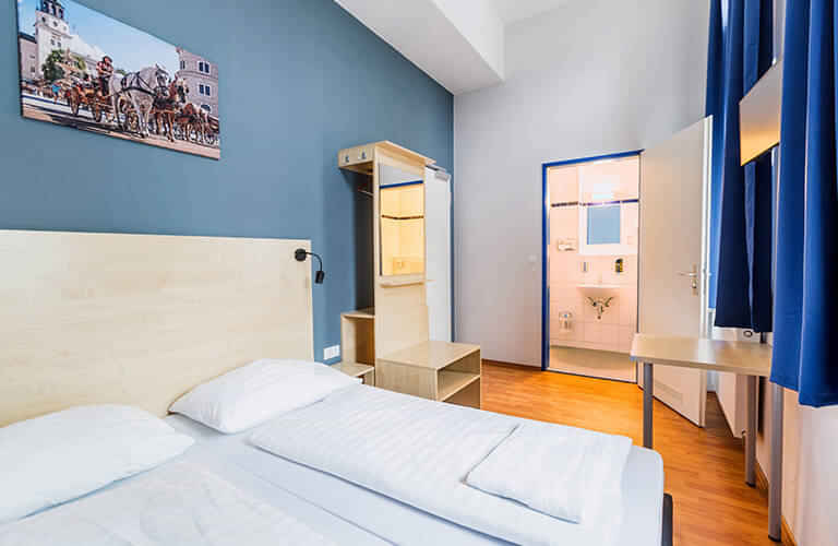 41257?w=400&h=260&fit=crop&q=40&auto=format&trim=auto