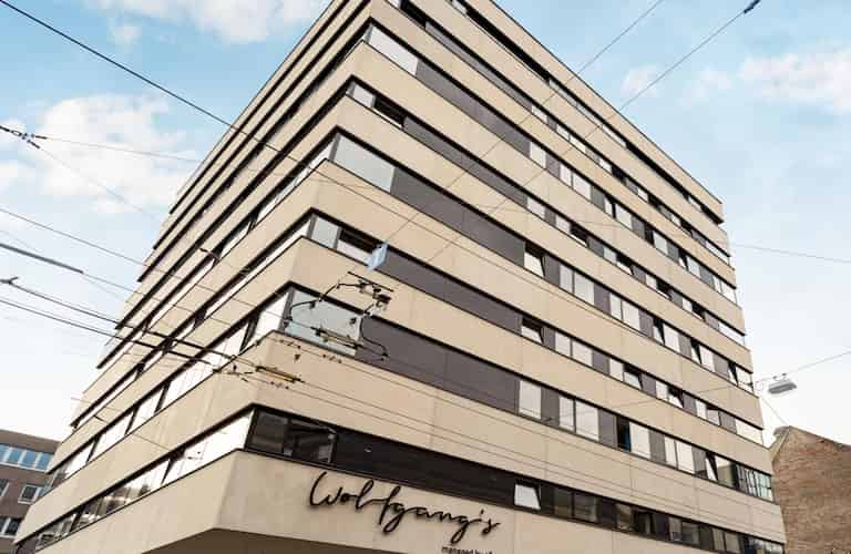 63105?w=400&h=260&fit=crop&q=40&auto=format&trim=auto