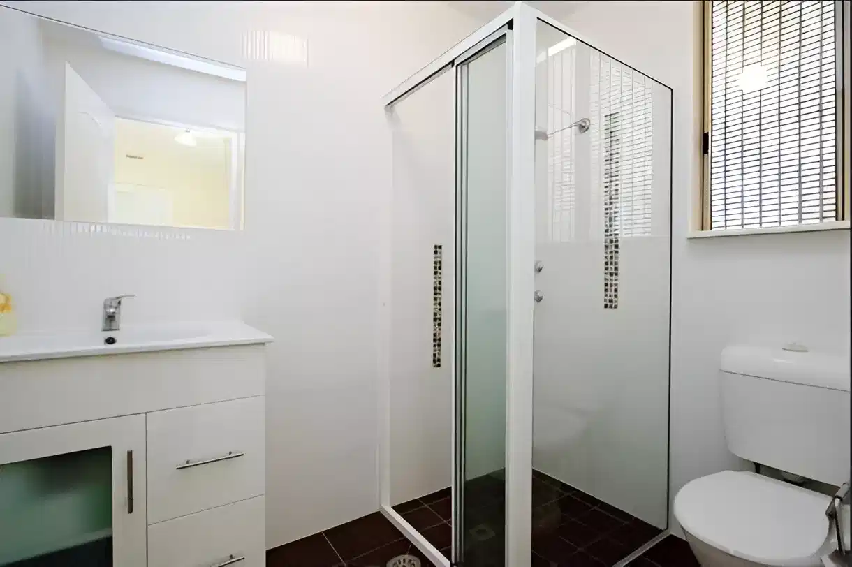 Room 6 - Bedroom?w=400&h=260&fit=crop&q=40&auto=format&trim=auto