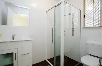 Room 6 - Bedroom?w=400&h=260&fit=crop&q=40&auto=format&trim=auto