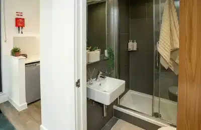 Kitchen?w=400&h=260&fit=crop&q=40&auto=format&trim=auto