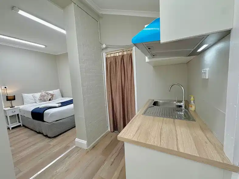 Bathroom?w=400&h=260&fit=crop&q=40&auto=format&trim=auto