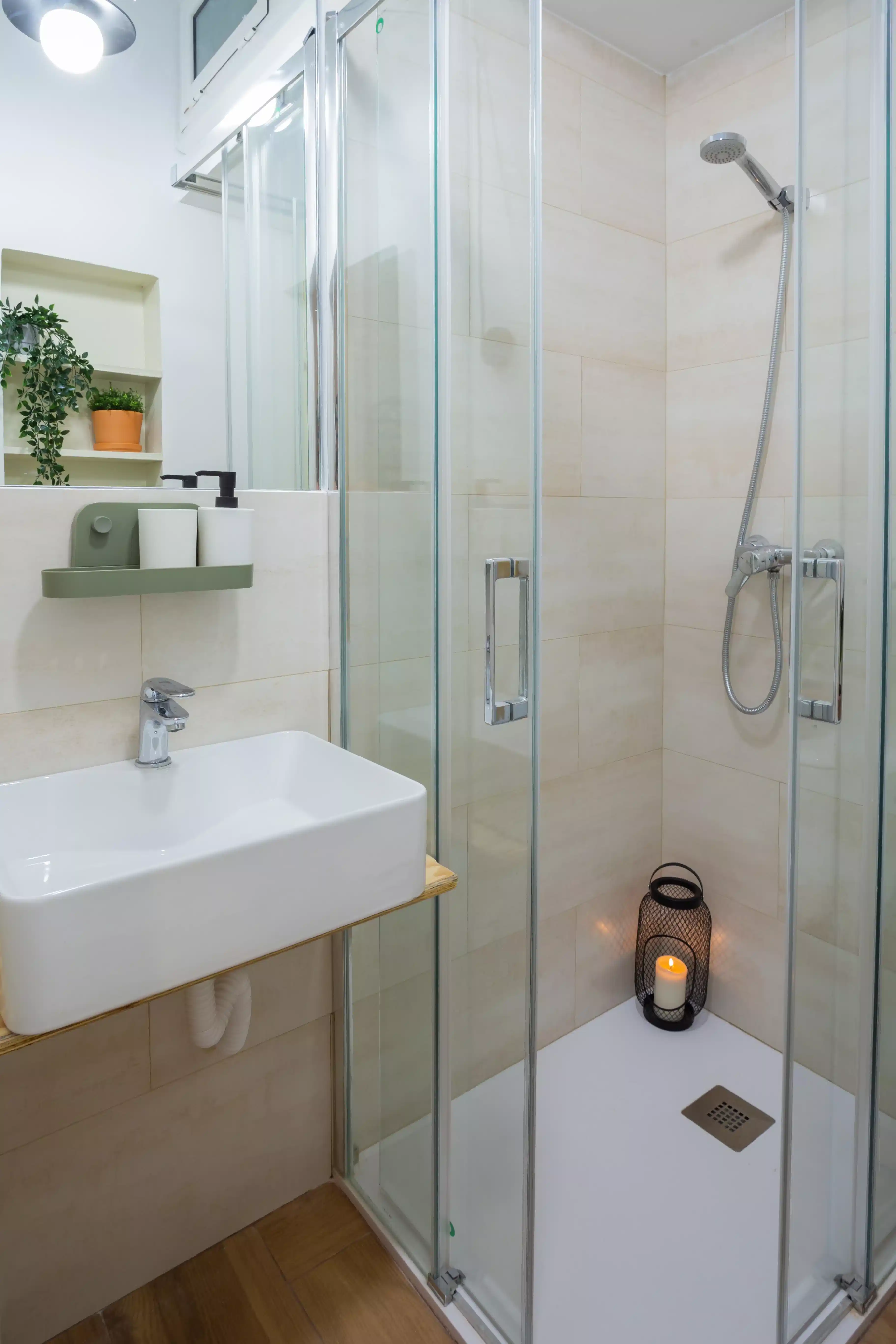 Exterior?w=400&h=260&fit=crop&q=40&auto=format&trim=auto