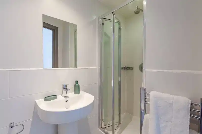 Common Area?w=400&h=260&fit=crop&q=40&auto=format&trim=auto