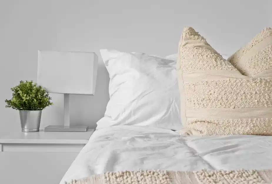 Bedroom?w=400&h=260&fit=crop&q=40&auto=format&trim=auto