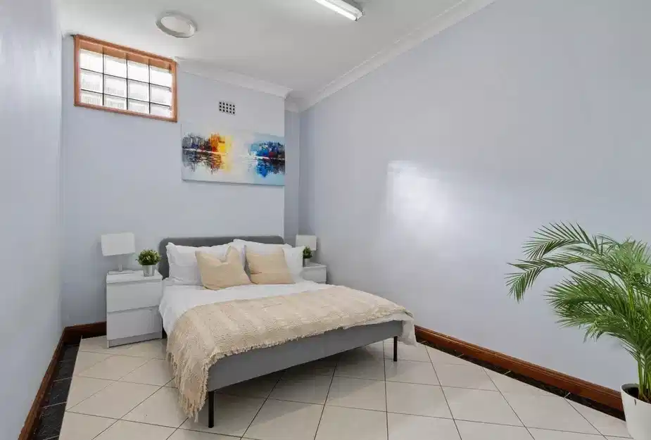 Bedroom?w=400&h=260&fit=crop&q=40&auto=format&trim=auto