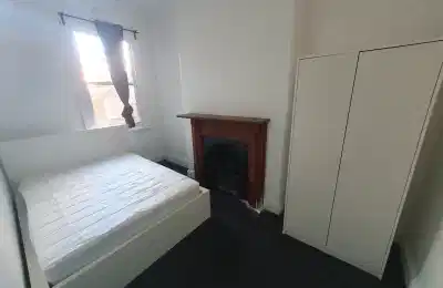 Room in a 6 Bedroom Apartment, 321 Cleveland Street, Surry Hills, Sydney 2010 - Sydney, New South Wales, Australia - Bedroom