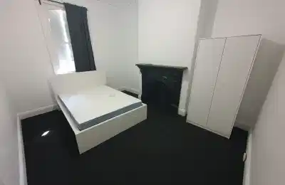 Room in a 6 Bedroom Apartment, 325 Cleveland Street, Surry Hills, Sydney 2010 - Sydney, New South Wales, Australia - Room 1 - Bedroom