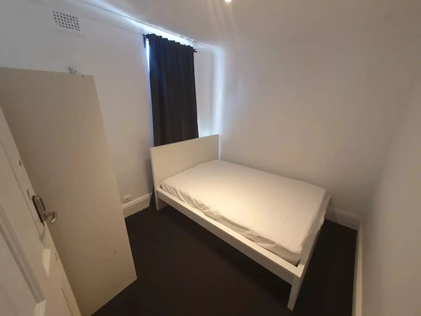 Room in a 6 Bedroom Apartment, 325 Cleveland Street, Surry Hills, Sydney 2010 - Sydney, New South Wales, Australia - Room 4 - Bedroom