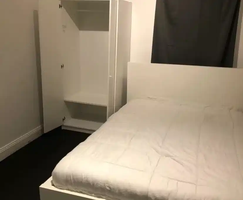 Room in a 6 Bedroom Apartment, 323 Cleveland Street, Surry Hills, Sydney 2010 - Sydney, New South Wales, Australia - Bedroom