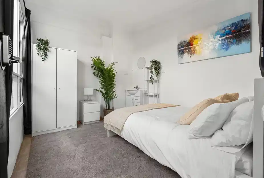 Bedroom?w=400&h=260&fit=crop&q=40&auto=format&trim=auto