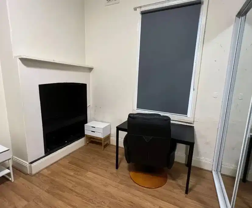 Bedroom?w=400&h=260&fit=crop&q=40&auto=format&trim=auto