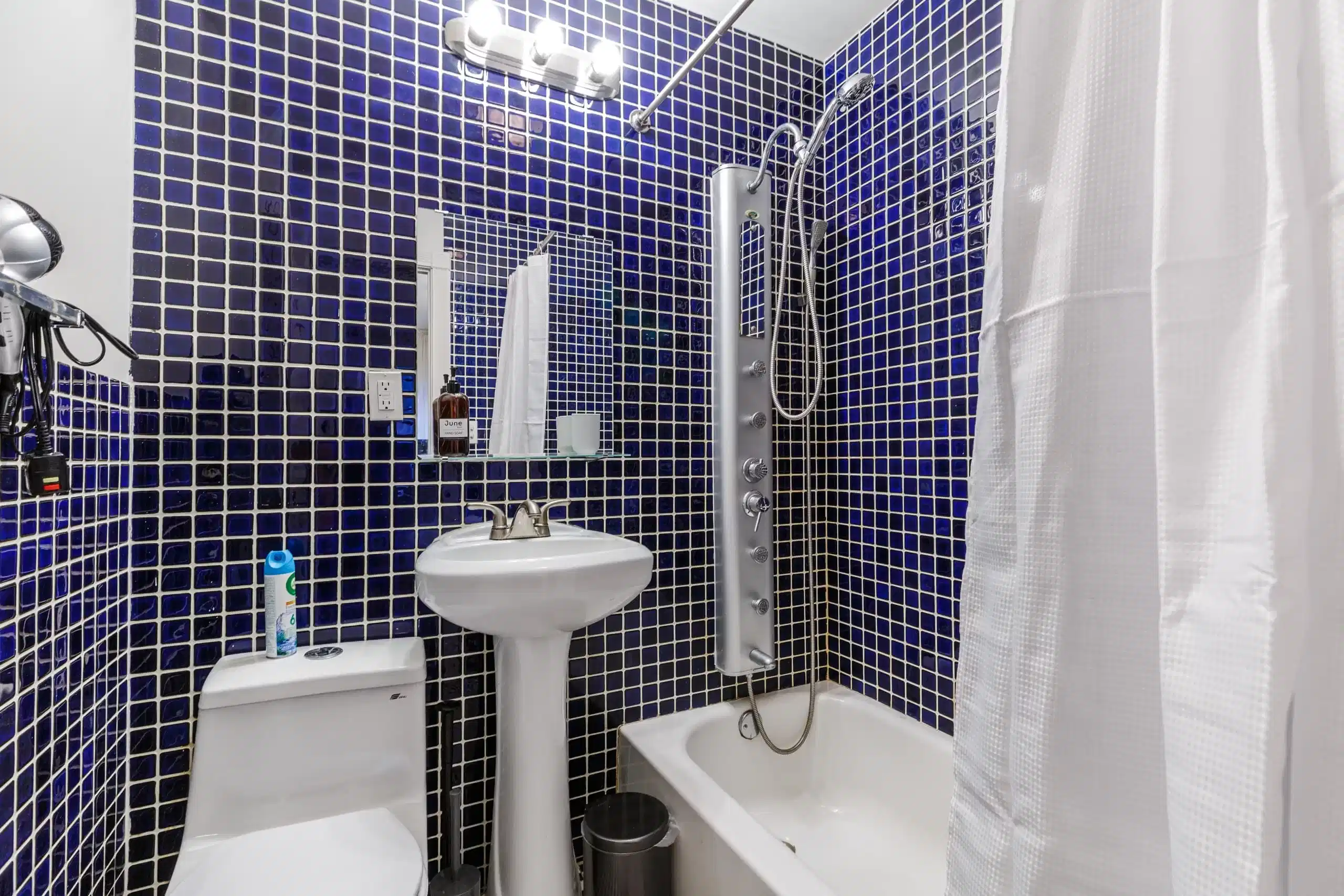 Common Area?w=400&h=260&fit=crop&q=40&auto=format&trim=auto