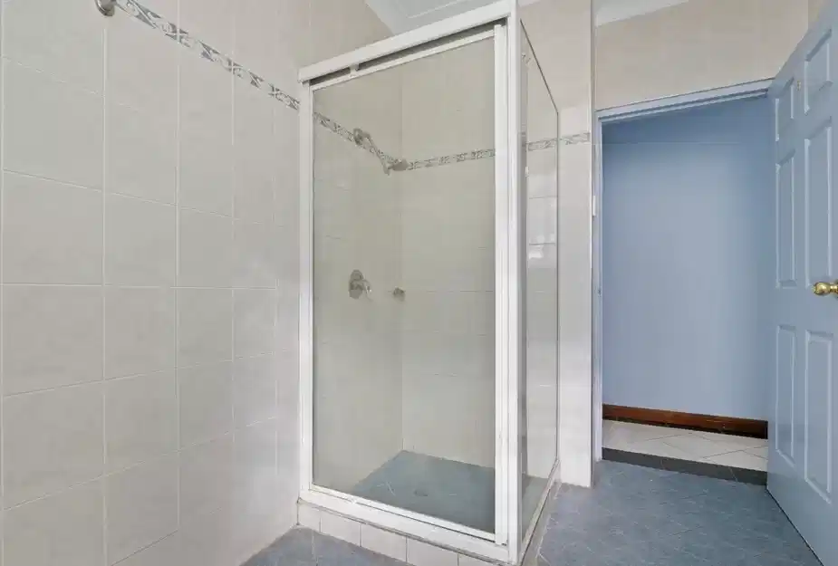 Bedroom?w=400&h=260&fit=crop&q=40&auto=format&trim=auto