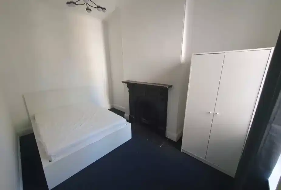 Room in a 6 Bedroom Apartment, 325 Cleveland Street, Surry Hills, Sydney 2010 - Sydney, New South Wales, Australia - Room 2 - Bedroom