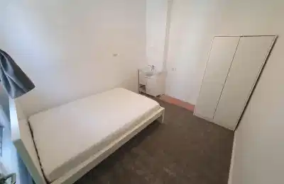 Room 5 - Bedroom?w=400&h=260&fit=crop&q=40&auto=format&trim=auto