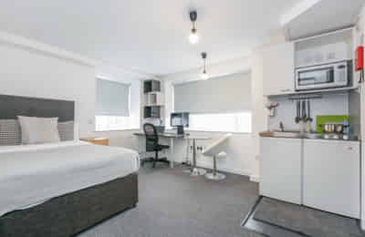 Amenities?w=400&h=260&fit=crop&q=40&auto=format&trim=auto