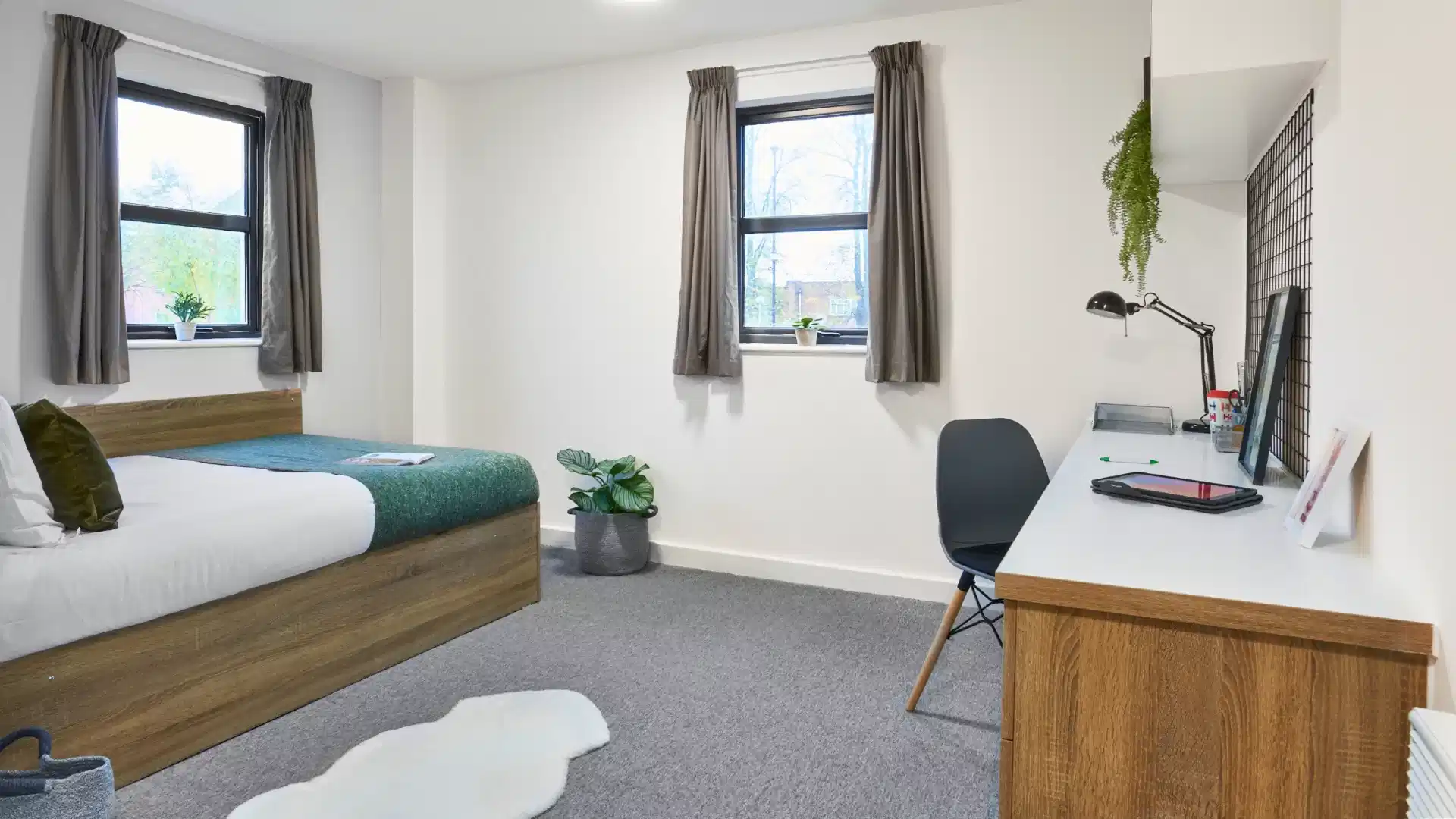 Exterior?w=400&h=260&fit=crop&q=40&auto=format&trim=auto