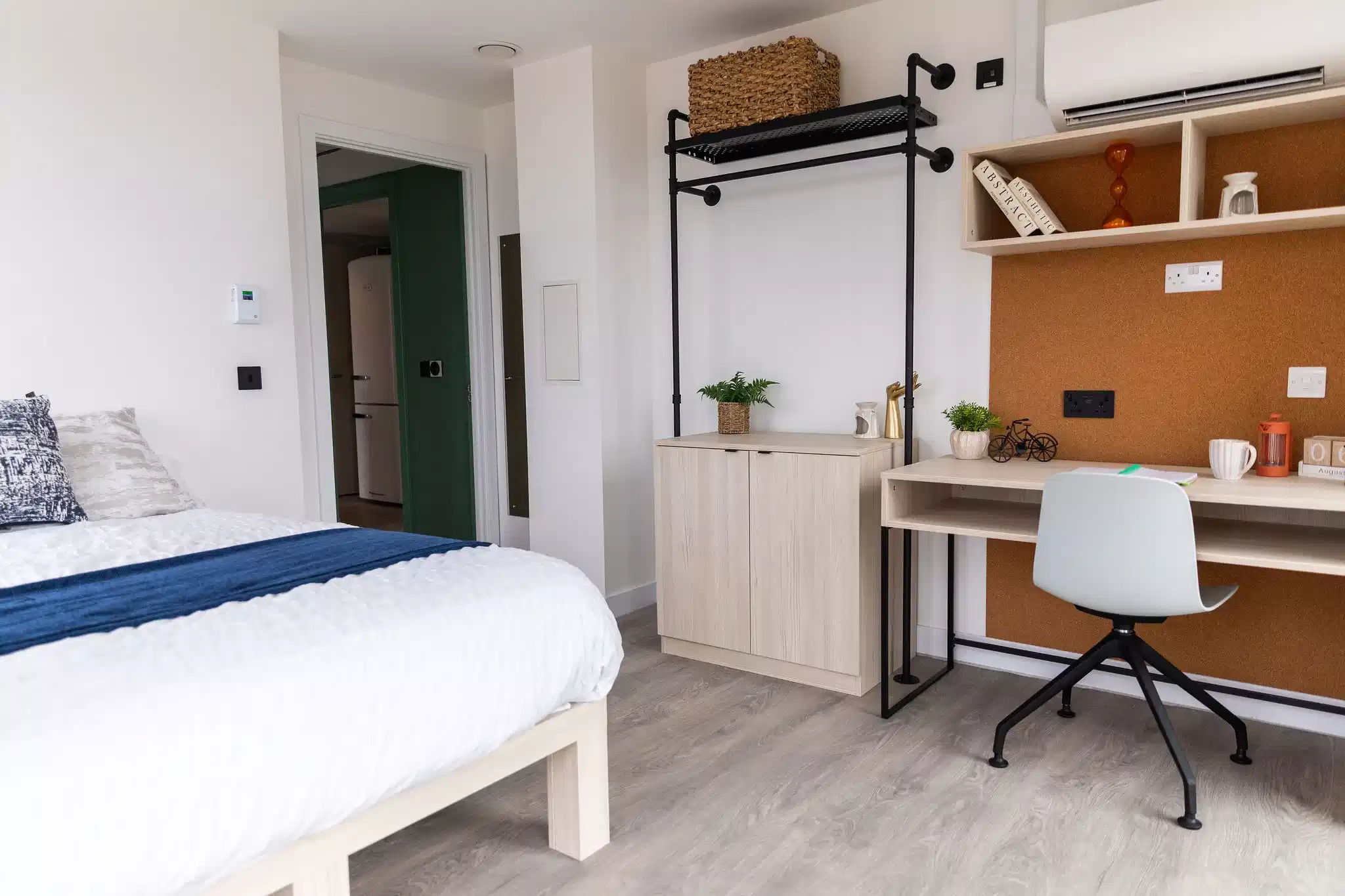 Amenities?w=400&h=260&fit=crop&q=40&auto=format&trim=auto