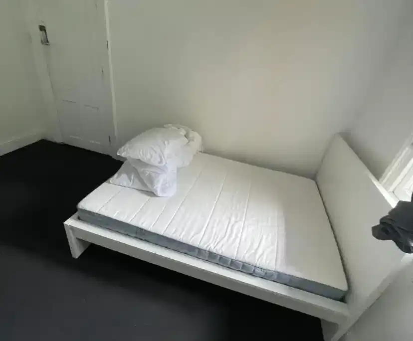 Bedroom?w=400&h=260&fit=crop&q=40&auto=format&trim=auto