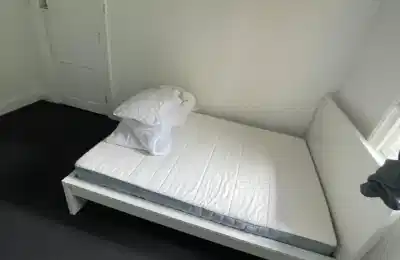 Bedroom?w=400&h=260&fit=crop&q=40&auto=format&trim=auto