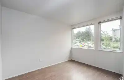Bedroom?w=400&h=260&fit=crop&q=40&auto=format&trim=auto