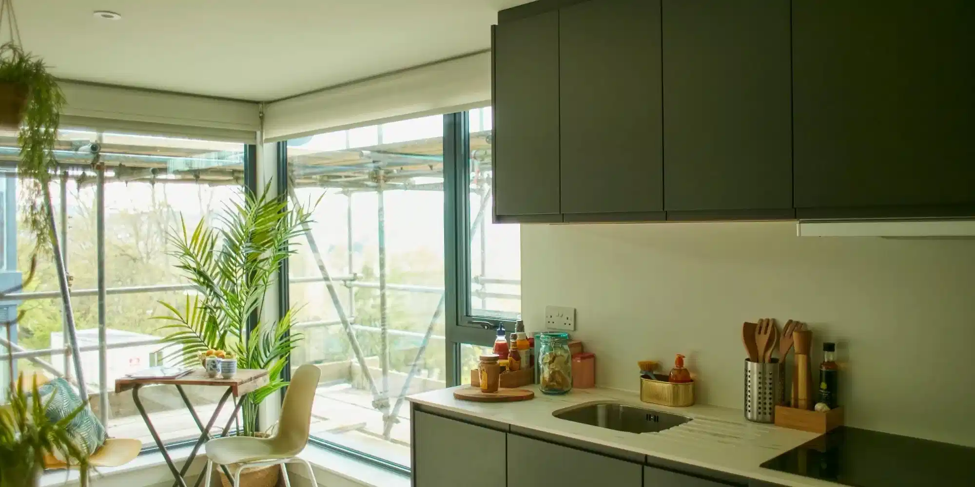 Exterior?w=400&h=260&fit=crop&q=40&auto=format&trim=auto