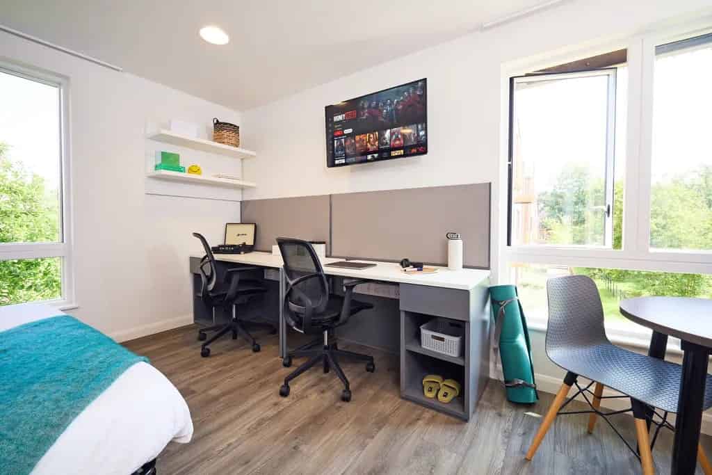 Exterior?w=400&h=260&fit=crop&q=40&auto=format&trim=auto