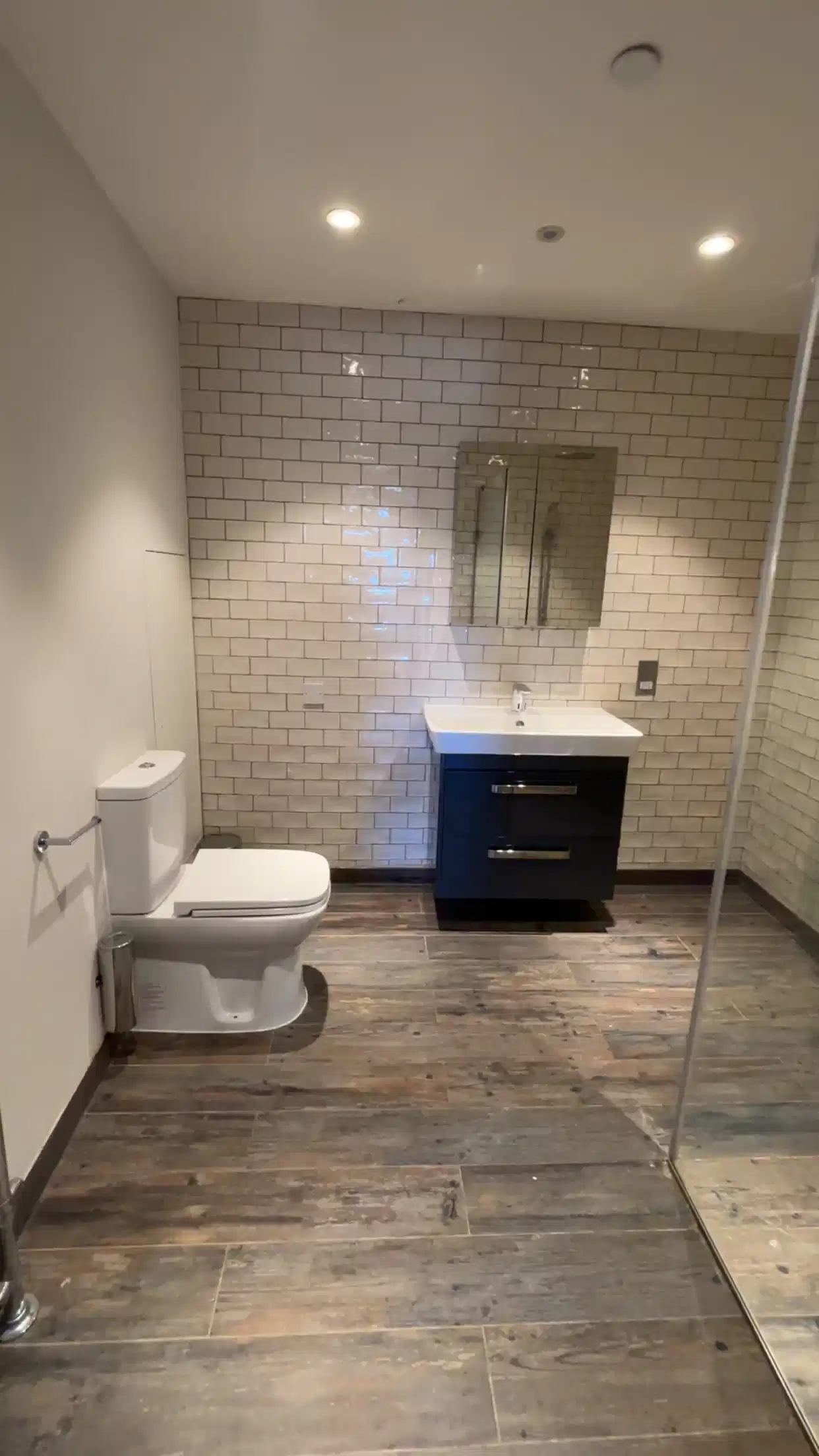 Common Area?w=400&h=260&fit=crop&q=40&auto=format&trim=auto