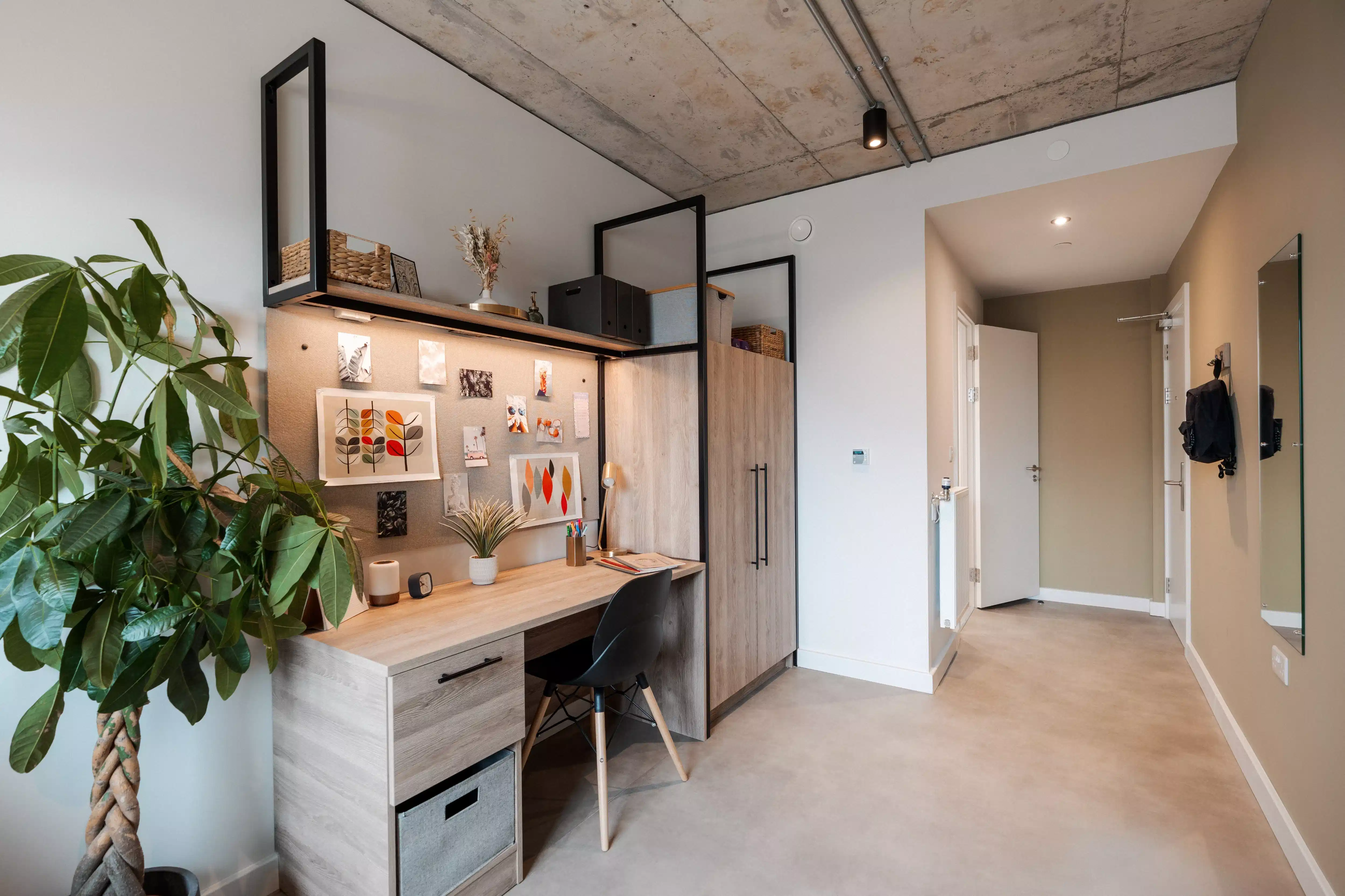 Exterior?w=400&h=260&fit=crop&q=40&auto=format&trim=auto