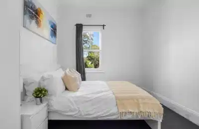 Room in a 6 Bedroom Apartment, 325 Cleveland Street, Surry Hills, Sydney 2010 - Sydney, New South Wales, Australia - Room 5 - Bedroom