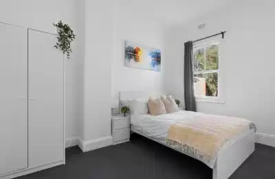 Room 1 - Bedroom?w=400&h=260&fit=crop&q=40&auto=format&trim=auto
